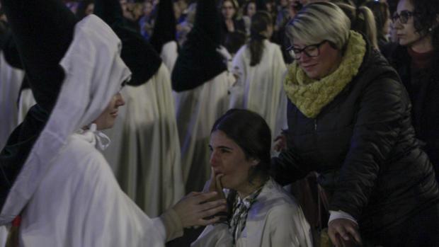 Una nazarena de la Macarena llora tras la primera avalancha