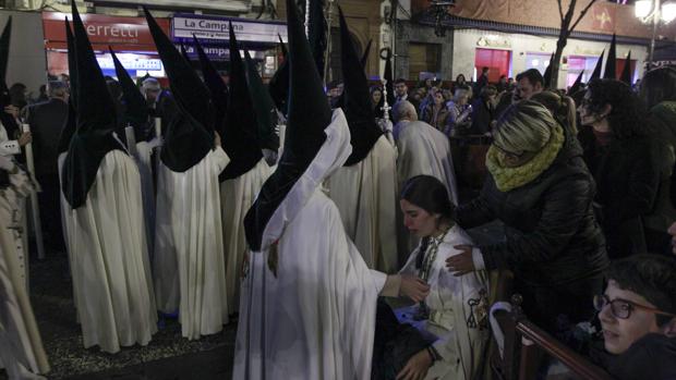 Nazarenos de la Macarena, en la Campana, tras las carreras