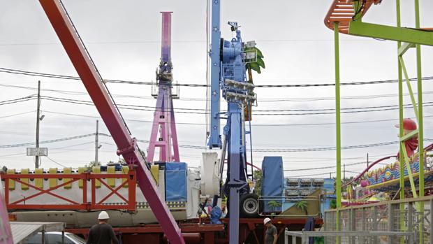 Montaje de una de las atracciones de la calle del infierno