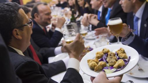 Cena del «pescaíto» en la Feria de Sevilla