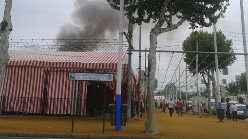 Columna de humo desde la calle Costillares