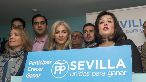 La candidata de los críticos del PP de Sevilla, Virginia Pérez, ante su lema «Unidos para ganar»