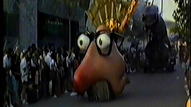 La Cabalgata de la Expo animaba cada tarde las calles y plazas del recinto de la exposición