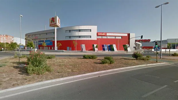El accidente que ha dejado cuatro heridos se ha producido frente al centro comercial Alcampo de Sevilla Este