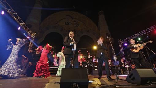 Cante y baile por sevillanas en el acto previo al Alumbrado de la Feria de Abril 2017