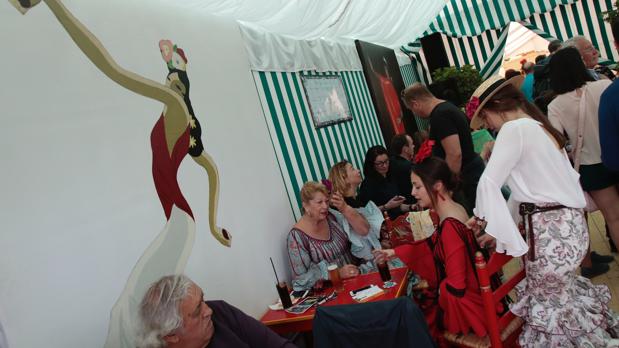 Maaike y Klaas, en la caseta de los turistas. Ella quiere hacerse un traje de flamenca el año que viene