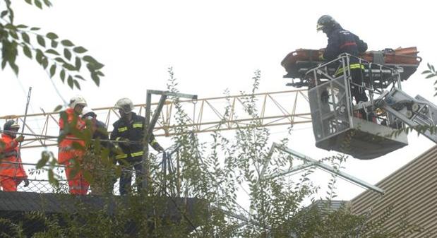 Los bomberos socorren a un trabajador herido en una imagen de archivo