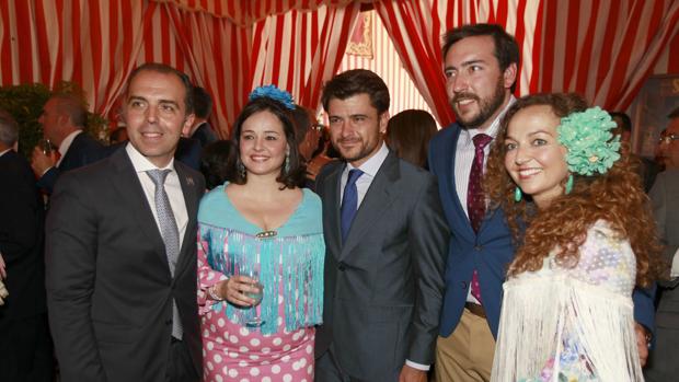 Virginia Pérez con Beltrán Pérez, junto a representantes de Ciudadanos, en la Feria