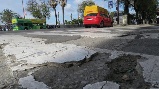 El asfalto del Paseo de Colón va a reponerse este año