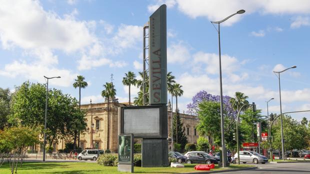 El Ayuntamiento de Sevilla ordena retirar los postes turísticos abandonados hace meses