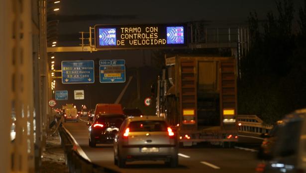 Tramo del Puente del Alamillo que avisa de los controles