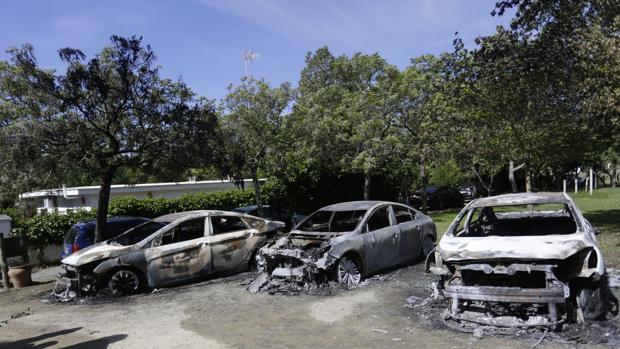 Coches calcinados de Cabify en una villa turística de Castiblanco de los Arroyos (Sevilla)