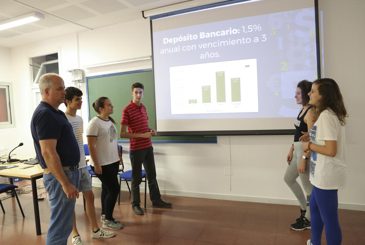 Los alumnos que acudirá a la final de la competición, junto a su profesor