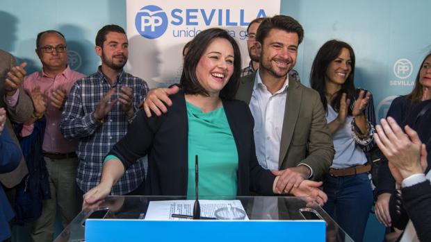 Virginia Pérez, junto a otros compañeros del partido, el pasado mes de abril