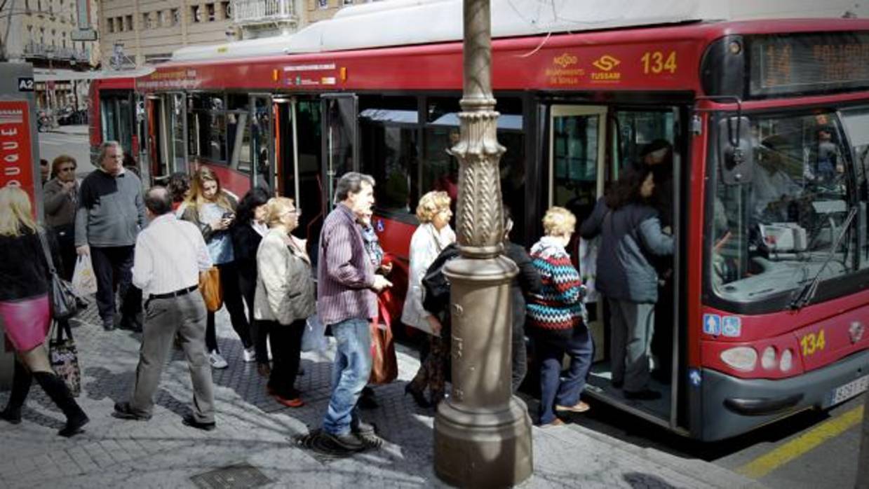 Usuarios, entrando en un autobús de Tussam