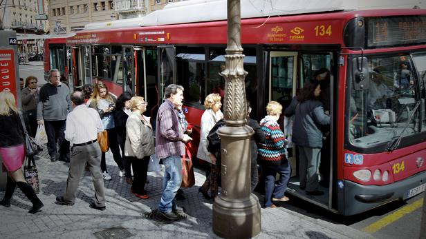 Condenado a dos años de prisión por usar un billete falso para pagar en un autobús de Tussam