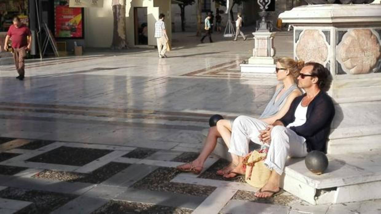 Jude Law junto a su novia en la Plaza Nueva de Sevilla