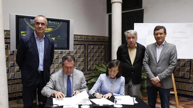 El alcalde, Juan Espadas, y la consejera de Cultura, Rosa Aguilar, firmando un acuerdo del Año Murillo