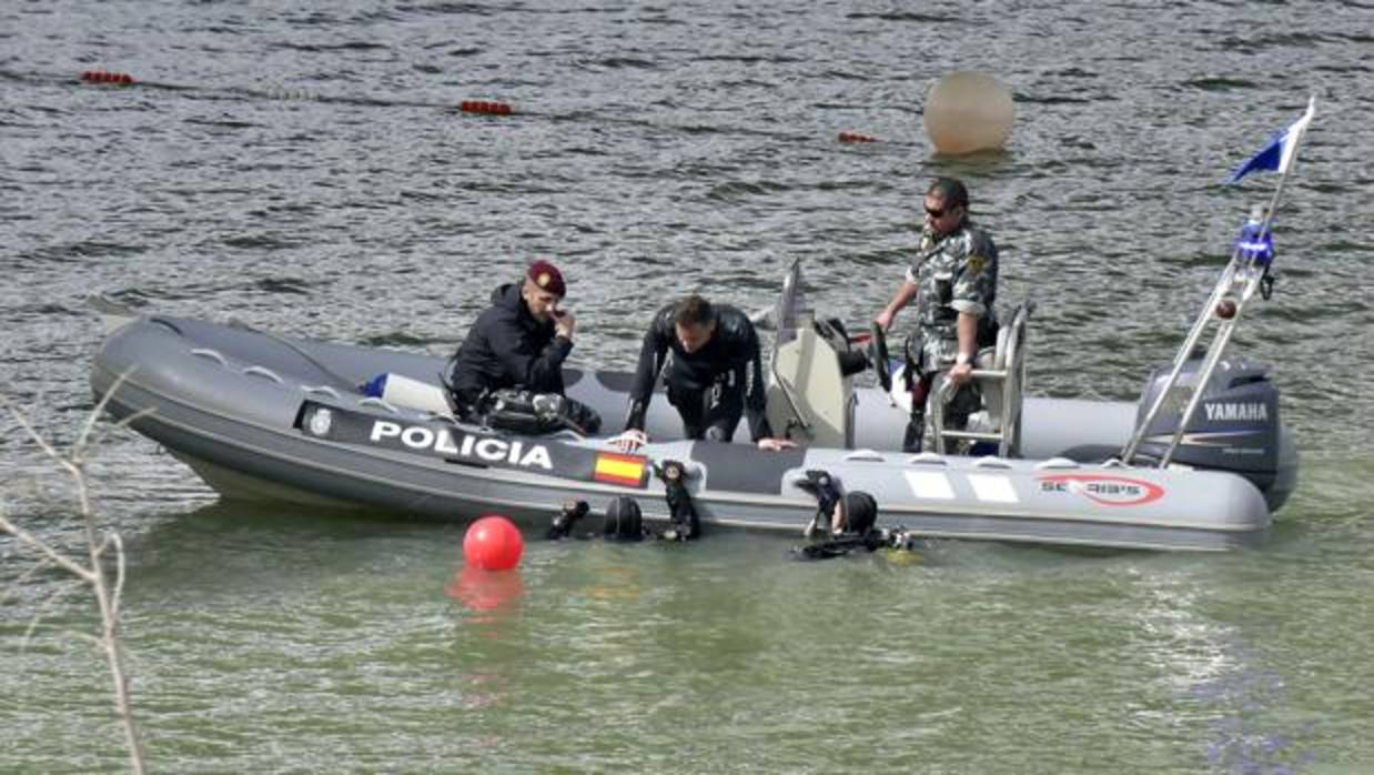 Los buzos de la Policía durante la última búsqueda de Marta del Castillo en el río Guadalquivir