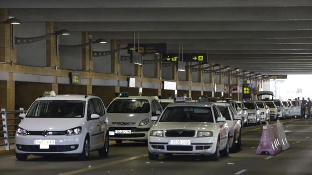 Detenido en el aeropuerto un taxista en relación con las amenazas a coches de Cabify