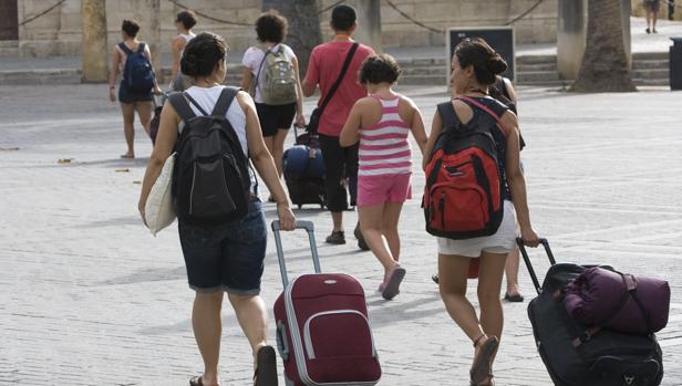 Varias turistas con maletas en las inmediaciones de la Catedral