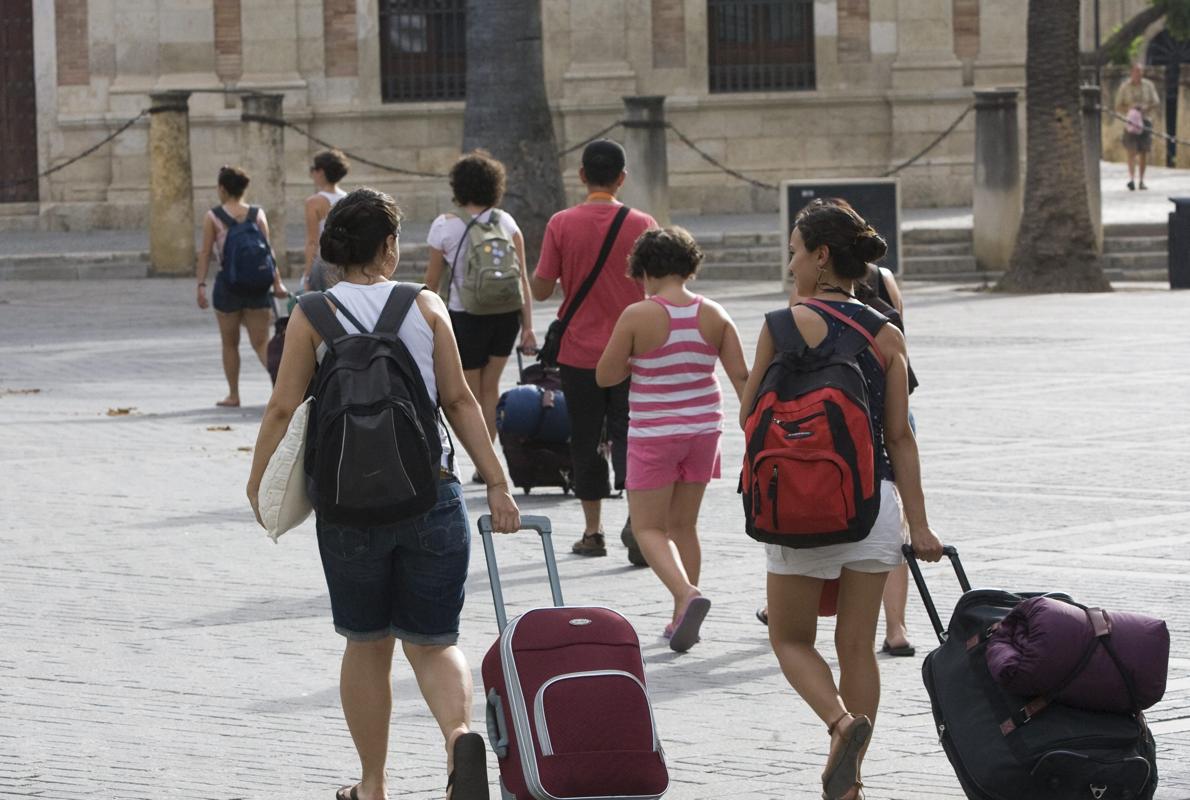 Varias turistas con maletas en las inmediaciones de la Catedral