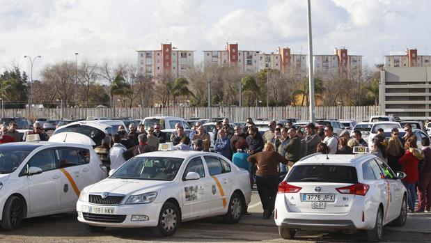 Taxistas de Sevilla, durante una concentración para protestar contra las plataformas VTC