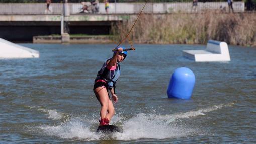 Una chica disfrutando del wakeboard en el cable ski del parque del Alamillo