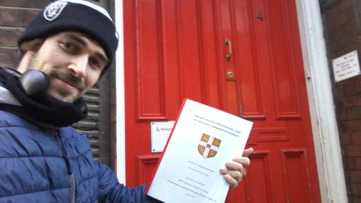 Guillermo entregando la tesis en la famosa puerta roja de la Universidad de Cambridge