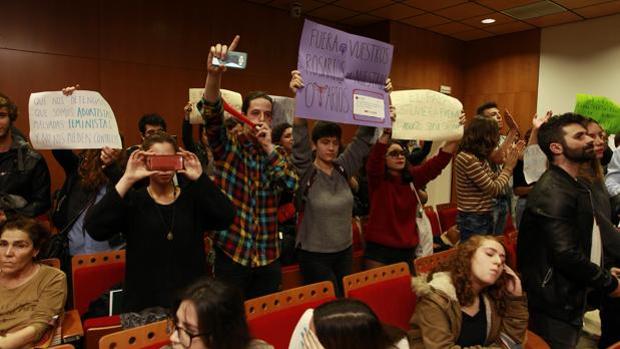 Archivan la denuncia de VOX por el boicot al acto sobre la ideología de género en la Universidad