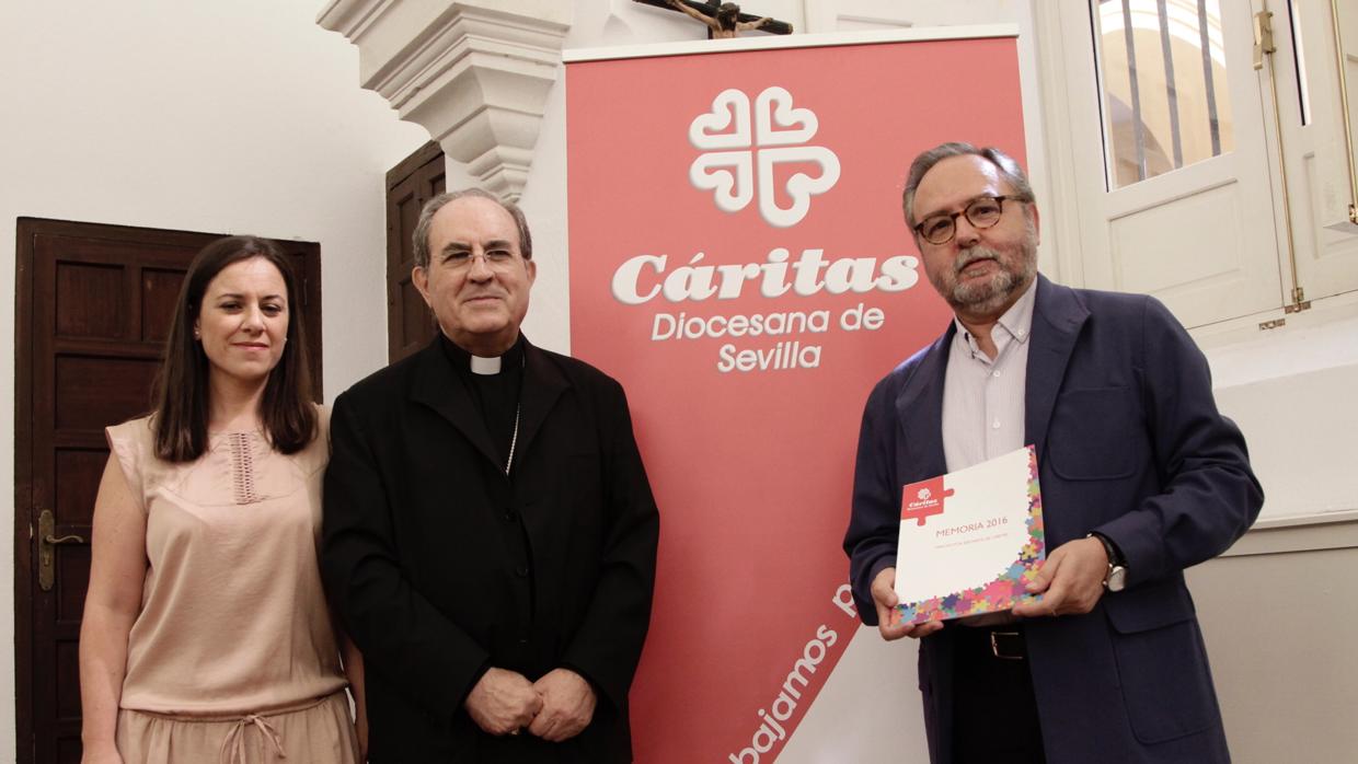 Monseñor Asenjo, junto a Mariano Pérez de Ayala, director de Cáritas