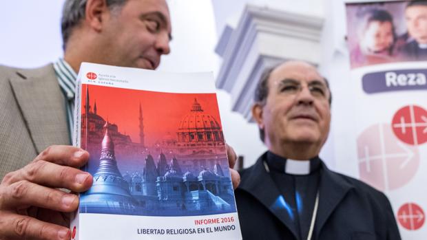 Javier Menéndez Ros y Juan José Asenjo durante la presentación del informe