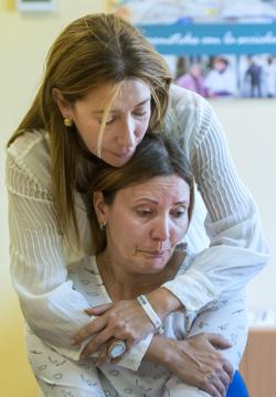 Genoveva Cristina Buza, recibiendo apoyo de Daniela Macías