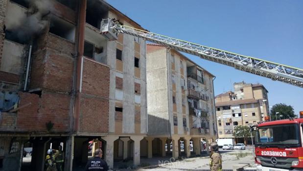 Un bombero herido leve en un incendio en Sevilla