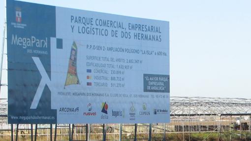 Cartel anunciador del proyecto Megapark, que incluirá parque comercial, empresarial y logístico en la localidad sevillana de Dos Hermanas