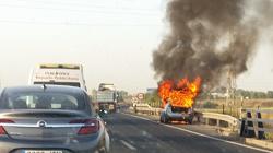 Retenciones en la A-4 por el incendio de un vehículo en la salida desde Sevilla a Cádiz