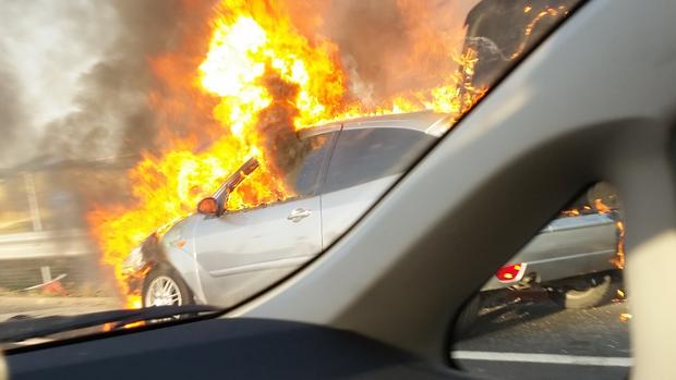 Incendio de un vehículo en la A-4 en la salida desde Sevilla a Cádiz