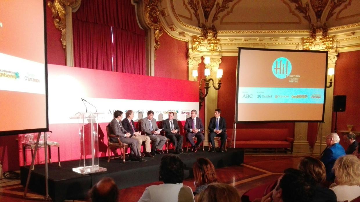 Los participantes al coloquio central de la jornada organizada por ABC