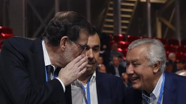 Mariano Rajoy dialoga con Javier Arenas en el último congreso