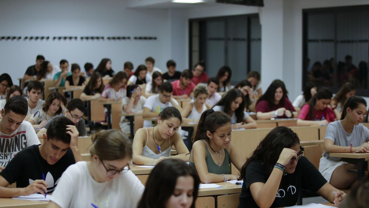 Alumnos, durante el examen de Selectividad