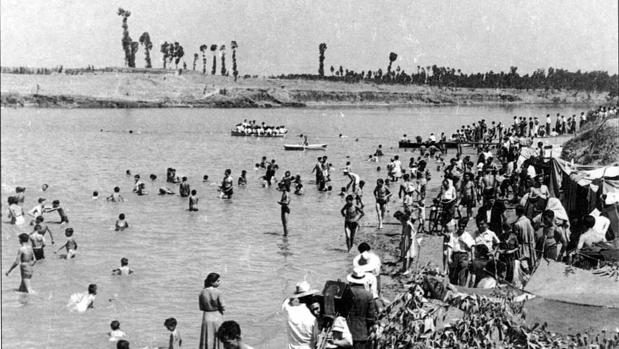 Playa de María Trifulca, en el Batán, en agosto de 1950