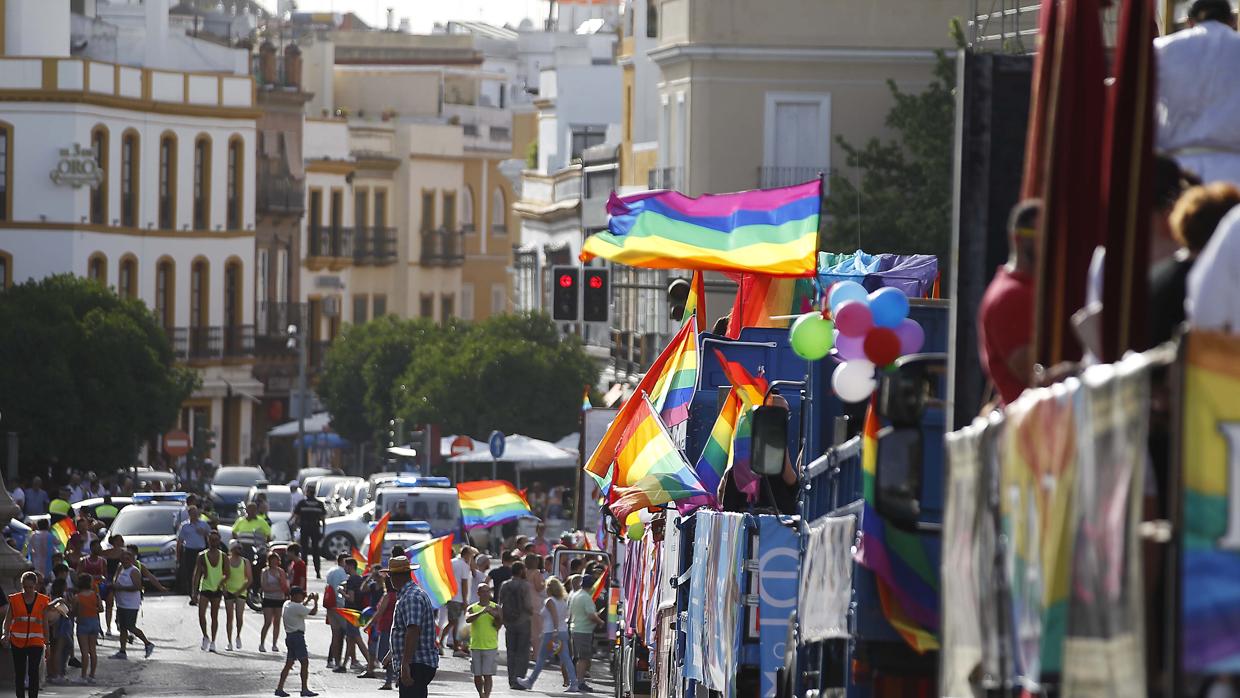 Varias carrozas de la manifestación, antes de iniciar el recorrido