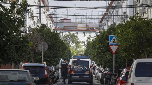 Un furgón de la Policía Nacional en una de las calles de Los Pajaritos