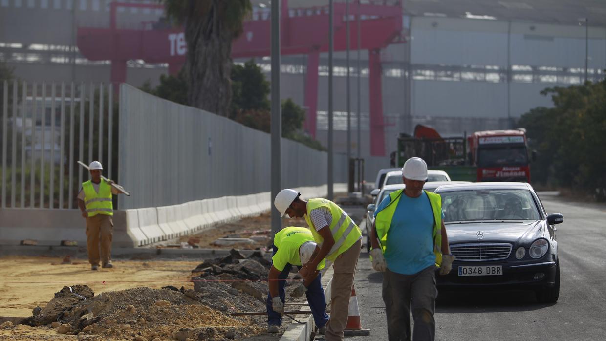 Trabajos del primer vallado con las instalaciones de la empresa Tecade al fondo