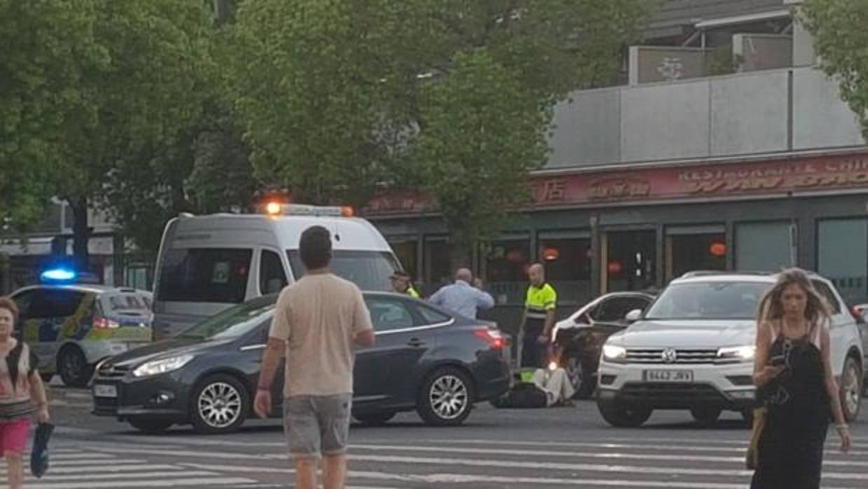 Miembros del Cuerpo de Policía Local de Sevilla, en el lugar del accidente