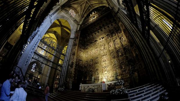 El retablo mayor de la Catedral de Sevilla ofrece desde hoy un espectáculo de luces