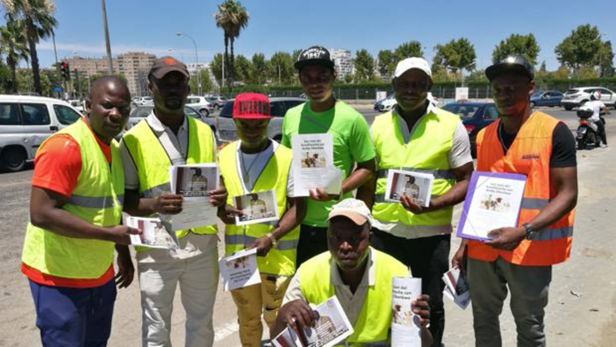 Un grupo de nigerianos este jueves en la rotonda donde trabajaba Amby Okonkwo