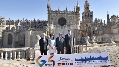 Juan Ignacio Zoido y los ministros del Interior de Marruecos, Abdeluafi Laftit, Portugal, Constança Urbano, y el embajador francés en España, Yves Saint-Geours