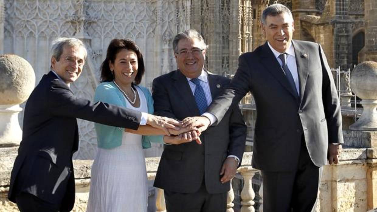 El ministro del Interior, Juan Ignacio Zoido, con sus homólogos, de Marruecos, Abdeluafi Laftit y de Portugal, Constança Urbano, y el embajador de Francia en España, Yves Saint-Geours, antes de presidir la reunión del G4