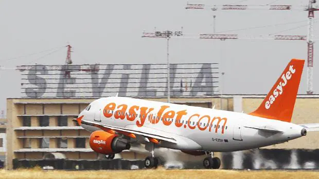 Un avión de la compañía Easyjet en el aeropuerto de Sevilla